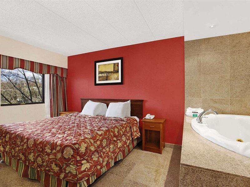 Ramada By Wyndham East Orange Hotel Exterior photo