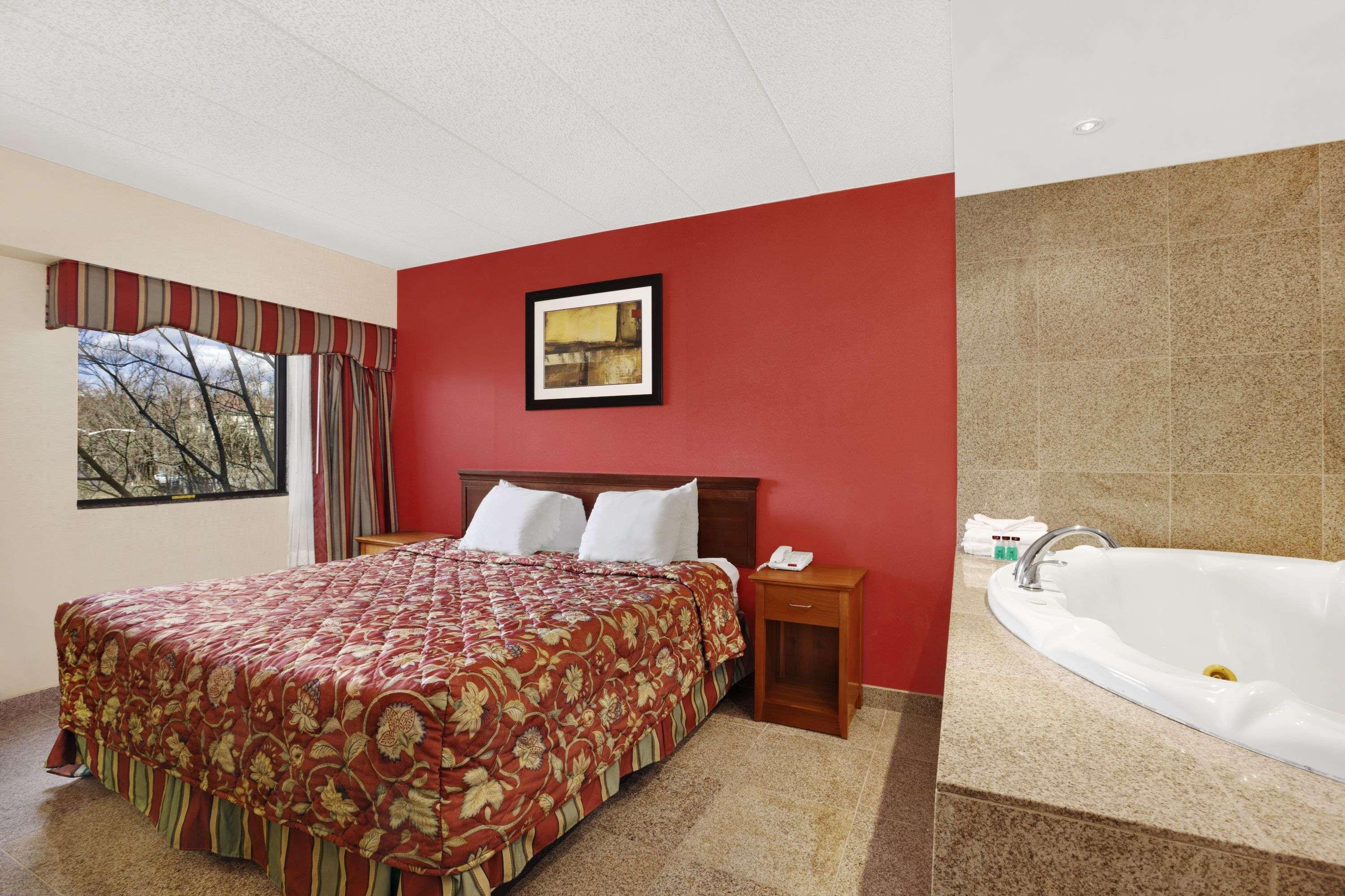 Ramada By Wyndham East Orange Hotel Exterior photo